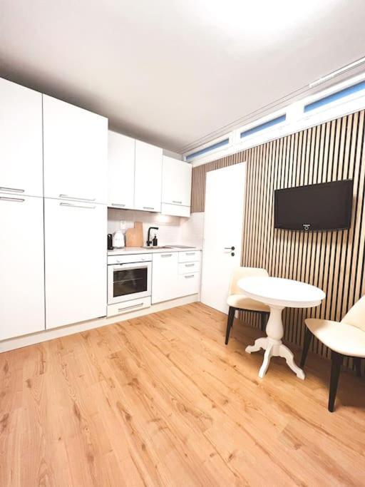 Bright Tiny Studio - Shared Pool & Sauna - Free Parking - Air Condition Muralto Εξωτερικό φωτογραφία